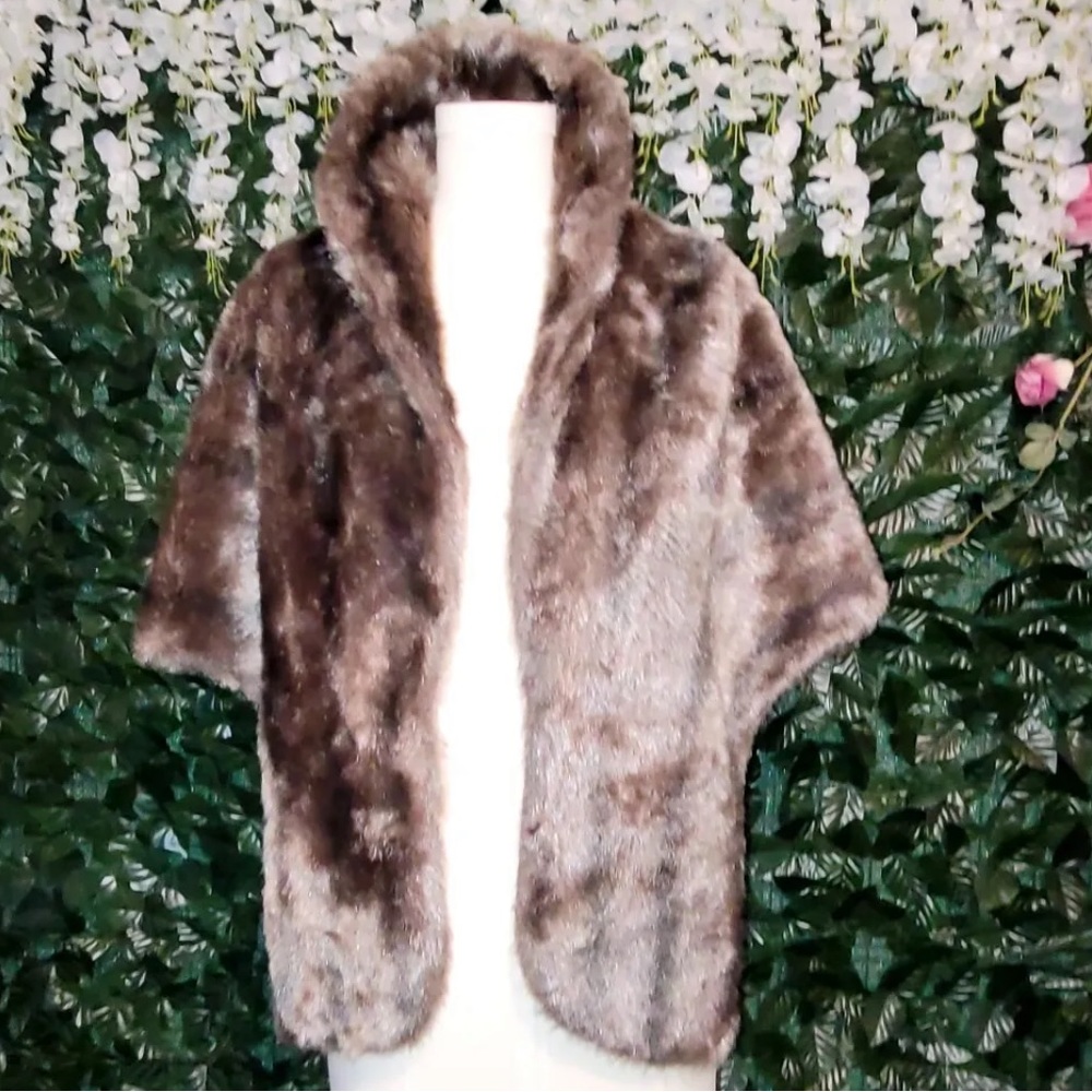 Perfect warm Brown Faux Fur Coat/Shawl Open Women's One Size